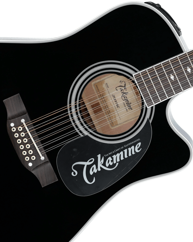 Sticker takamine plateado en guitarra